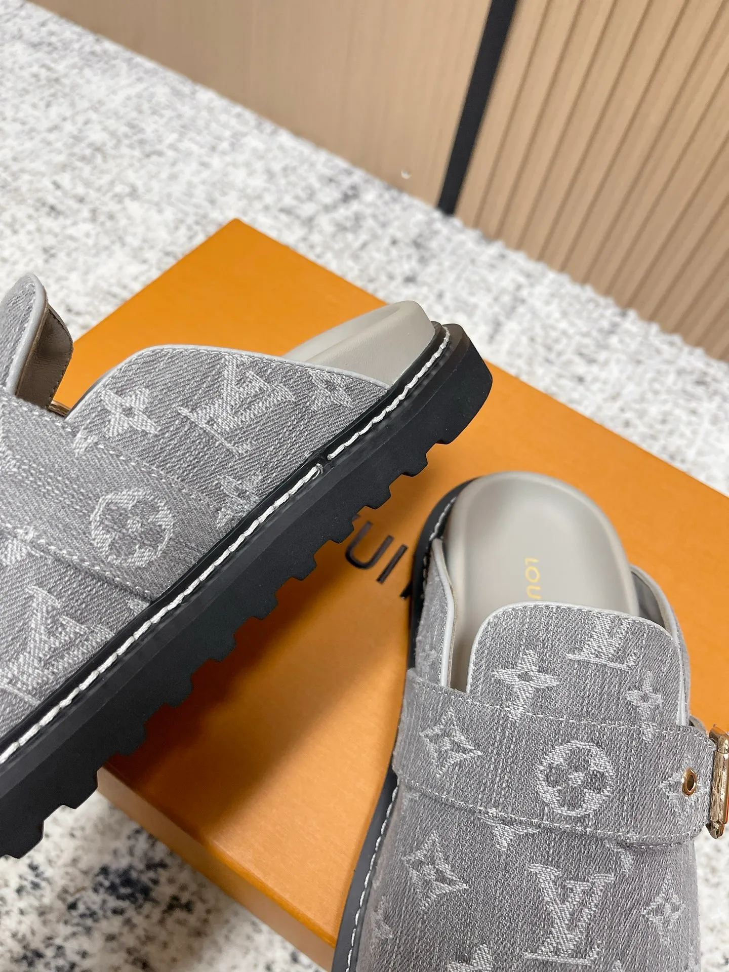 [L Family] P: 460💰 Size: 35-46 (female 40.41, male 45 46 custom-made) Top version Louis vuitton Lv new couple Birkenstock slippers. Cute and cute, not too good on the feet. Simple and high-end slingback design. Ready to wear and go. Good news for lazy people. Imported cowhide leather upper/imported old calico. Original hardware buckle, original molded high-density foam outsole.